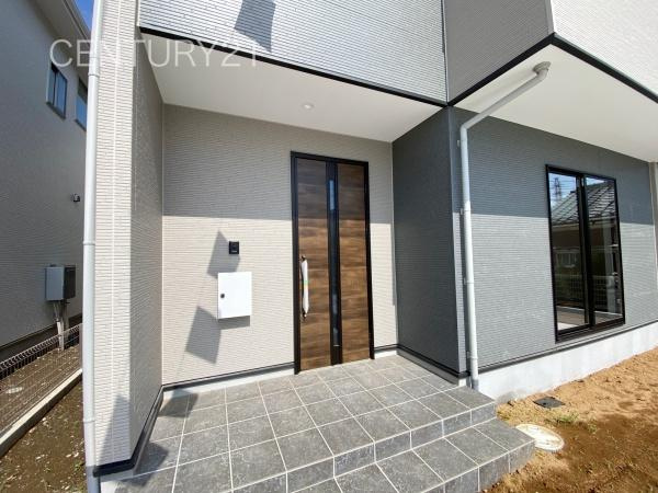 前橋市朝倉町２期２号棟の玄関|郵便物を守る鍵付きポストです。
インターホンは録画機能付きで防犯面に優れます。