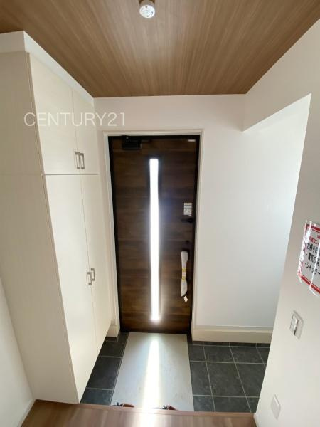 前橋市朝倉町２期２号棟の玄関|シューズボックス付きの玄関です。
上部も収納付きで多くの収納が可能です。