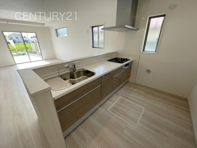 【キッチン】 | 前橋市朝倉町２期１号棟 | シンクも大きく洗い物もしやすい浄水器付。シャワーヘッドは引き出し可能、シンクの隅々まで洗い流せます。