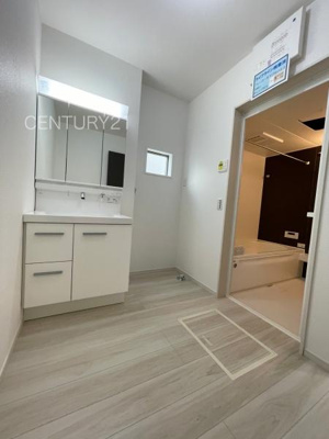 【独立洗面台】 | 前橋市朝倉町２期１号棟 | 三面鏡付きの洗面台には鏡の裏に収納があり、すっきり片付けられます。
洗髪も可能な伸縮機能つきシャワーヘッドです。