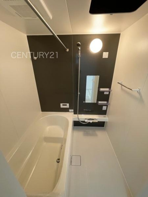 【浴室】 | 前橋市朝倉町２期１号棟 | ゆったりと寛げる大型バスタブ。
足を伸ばしたまま入浴可能です。
浴室乾燥機付きで天候が悪い日でも洗濯をして衣類を乾燥させることができます。