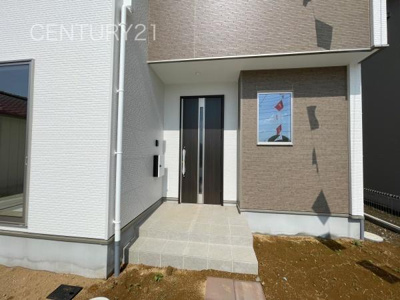 【玄関】 | 前橋市朝倉町２期１号棟 | 郵便物を守る鍵付きポストです。
インターホンは録画機能付きで防犯面に優れます。