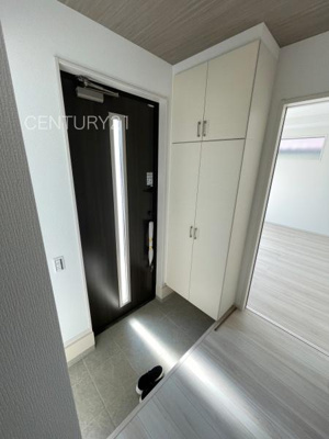 【玄関】 | 前橋市朝倉町２期１号棟 | シューズボックス付きの玄関です。
上部も収納付きで多くの収納が可能です。