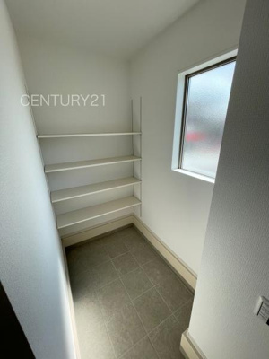 【玄関】 | 前橋市朝倉町２期１号棟 | 玄関横に土間収納付き。
沢山の収納が可能です。