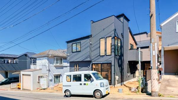 横浜市磯子区岡村２丁目の新築一戸建の外観|同仕様物件もご案内をさせて頂きます。
お車でご自宅まで送迎承ります。