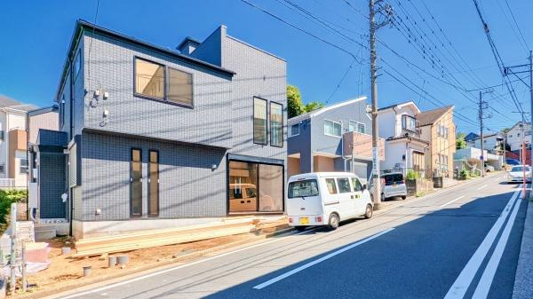 横浜市磯子区岡村２丁目の新築一戸建の前面道路含む現地写真|広々とした前面道路！
駐車も楽に行えます。