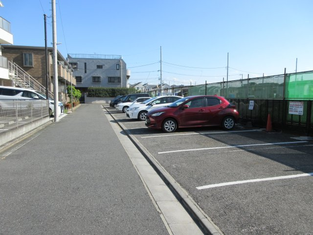 ワイアンドティーⅡ駐車場の外観