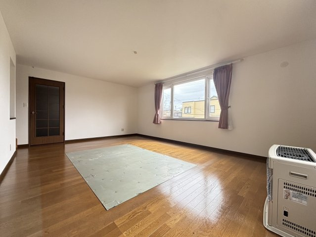 南沢6条4丁目の居間・リビング|リビング別角度！キッチンは個別プロパン、給湯・暖房は灯油です！