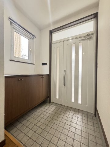 南沢6条4丁目の玄関|シューズボックスの上にお気に入りの芳香剤や小物を置いて帰るのが楽しみになる自分好みの玄関に♪