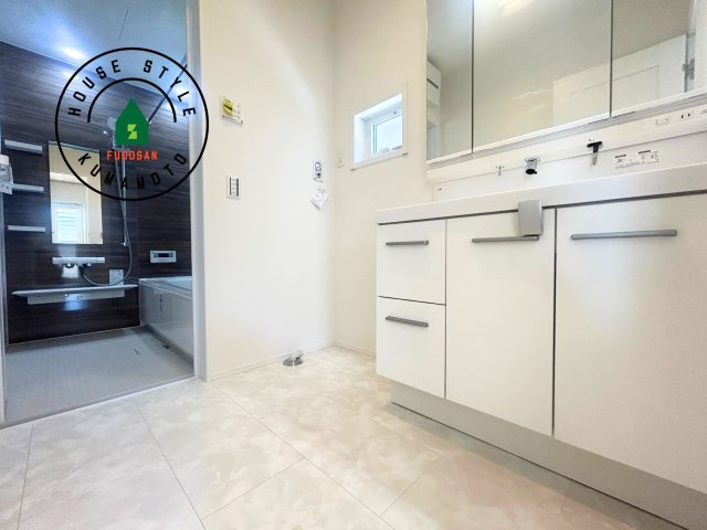 熊本市西区池亀町第1-2棟（2号棟）の内観：施工例|ゆとりの洗面スペースで朝の身支度もスムーズに。暮らしを快適に変えるシャワー付洗面台です！