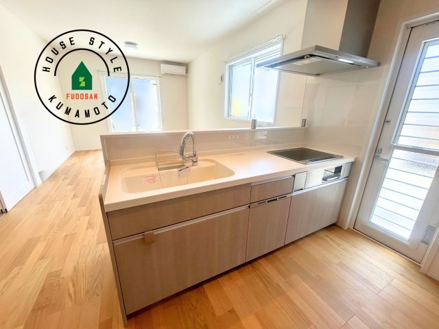 熊本市西区池亀町第1-2棟（2号棟）の内観：施工例|ご家族を近くに感じられる対面キッチンのLDK。会話もはずみそうですね。