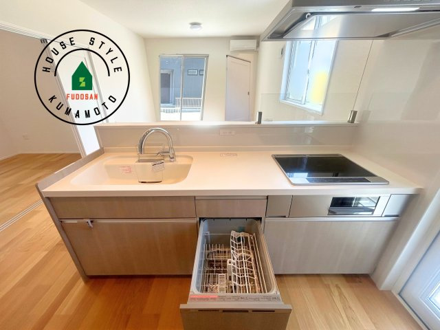 熊本市西区池亀町第1-2棟（2号棟）の内観：施工例|ダイニングテーブルへの配膳がラクラク、お料理はかどるカウンター付きシステムキッチン！