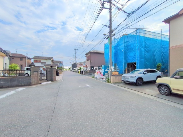 伊奈町栄1丁目21期　新築戸建　リガーレ01の前面道路含む現地写真