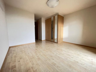 【洋室】 | エスポアールK | 室内