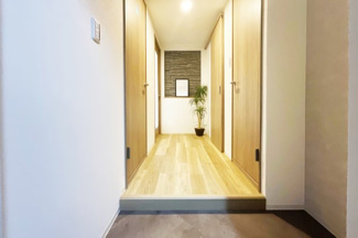 【玄関】 | ルミエール藤ノ森 | 銀行徒歩1分、コンビニ徒歩2分、スーパー徒歩6分と近く生活便利地。金融機関・買い物施設が近くにあると助かりますね。