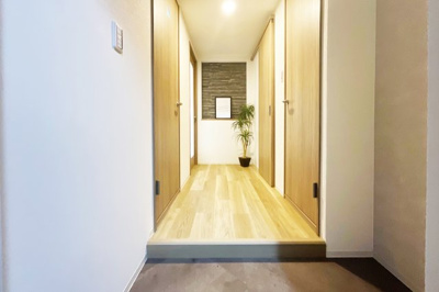 【玄関】 | ルミエール藤ノ森 | 銀行徒歩1分、コンビニ徒歩2分、スーパー徒歩6分と近く生活便利地。金融機関・買い物施設が近くにあると助かりますね。