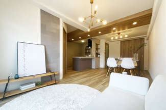 【居間・リビング】 | ルミエール藤ノ森 | リビングは15.4帖とゆったりとした広さです。お部屋の中央にはダウンライトが設けられており、オシャレな空間です。