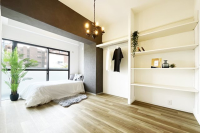 【洋室】 | ルミエール藤ノ森 | 【洋室6.3帖】東向きのバルコニーに面しており掃き出し窓から光がたっぷりと差し込む明るいお部屋です。
収納部分は通気性の良いオープンクローゼットで開放感があります。