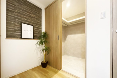 【収納】 | ルミエール藤ノ森 | ウォークインクローゼットには、コートや普段使用しないキャリーケースなどを収納できます。