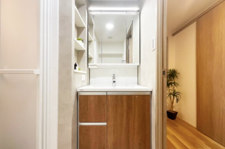 【独立洗面台】 | ルミエール藤ノ森 | 洗面化粧台は交換済みです。三面鏡の裏に歯ブラシなどの小物を収納でき水回りをスッキリした状態に保てます。洗面台下には洗剤などのストックができます(^^)/