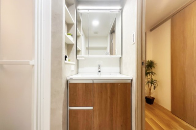 【独立洗面台】 | ルミエール藤ノ森 | 洗面化粧台は交換済みです。三面鏡の裏に歯ブラシなどの小物を収納でき水回りをスッキリした状態に保てます。洗面台下には洗剤などのストックができます(^^)/