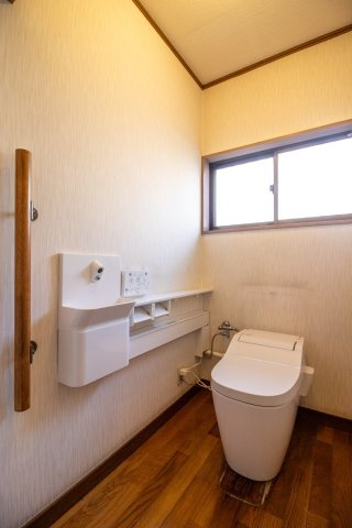 館林市つつじ町の中古一戸建のトイレ|便利な簡易手洗い場も有り、スタイリッシュなタンクレストイレです(^ ^)