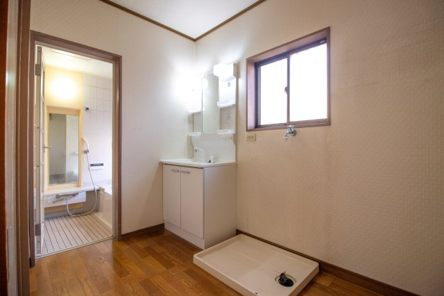館林市つつじ町の中古一戸建の洗面所|ご家族に嬉しい広々とした洗面所では、朝の身支度やお洗濯等も同時に行えますね(^ ^)