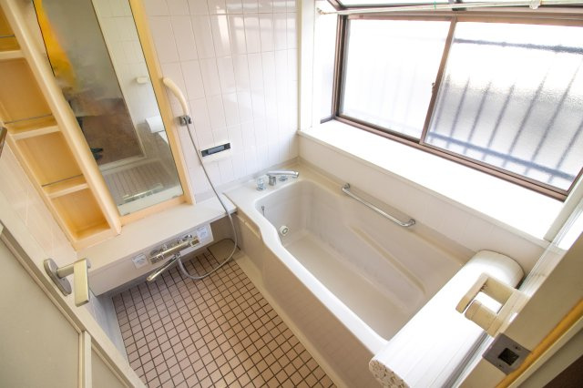 館林市つつじ町の中古一戸建の浴室|窓付きなので、ご入浴後の換気に便利ですね(^^)