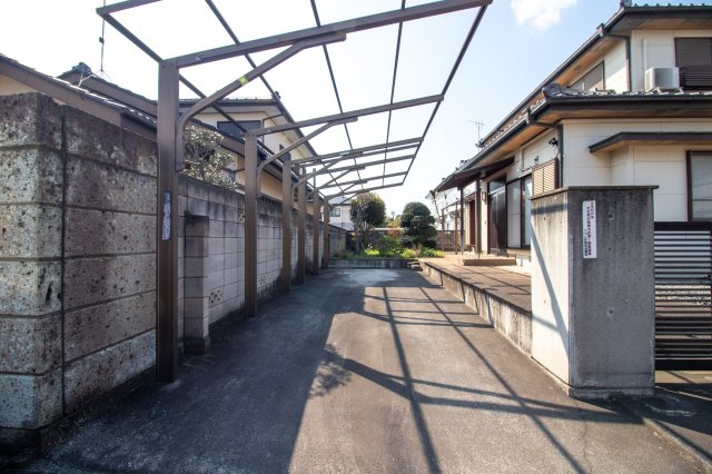 館林市つつじ町の中古一戸建の駐車場