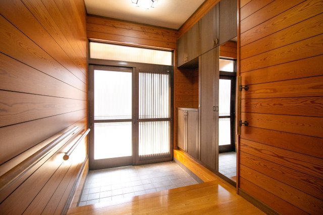 館林市つつじ町の中古一戸建の玄関|南向きなので明るい玄関で気分も上がりますね(^.^)