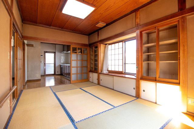 館林市つつじ町の中古一戸建の居間・リビング|キッチンに隣接しているので、お食事の際など配膳に便利です(^_^)