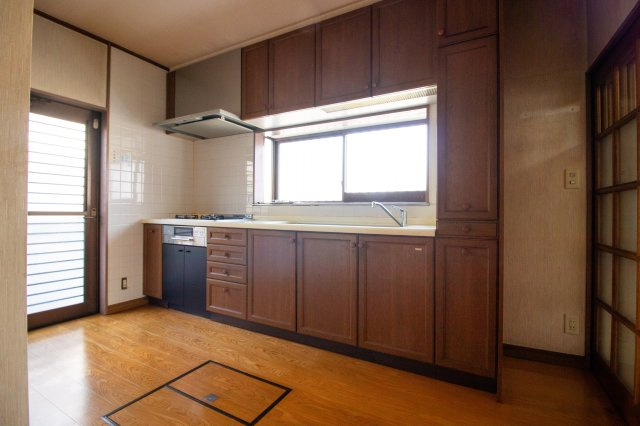 館林市つつじ町の中古一戸建のキッチン|明るい日差しが差込むキッチンで、日中のお料理も捗りますね^_^