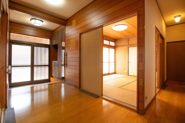 館林市つつじ町の中古一戸建のその他|玄関近くの和室では、客間等のご活用に便利ですね(^ ^)