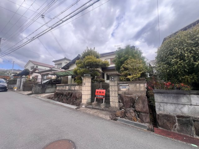 三木市志染町東自由が丘2丁目既存戸建の前面道路含む現地写真|前面道路含む現地写真です