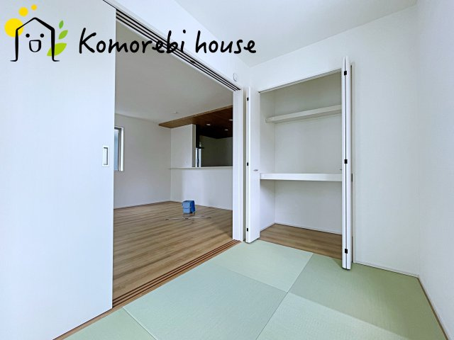 桶川市加納6期　新築一戸建て　グラファーレ　03の和室|琉球畳のやわらかな肌ざわりに包まれる和室。ごろんと横になったり、子どもが遊んだり、家族のくつろぎが自然と集まる一部屋です。