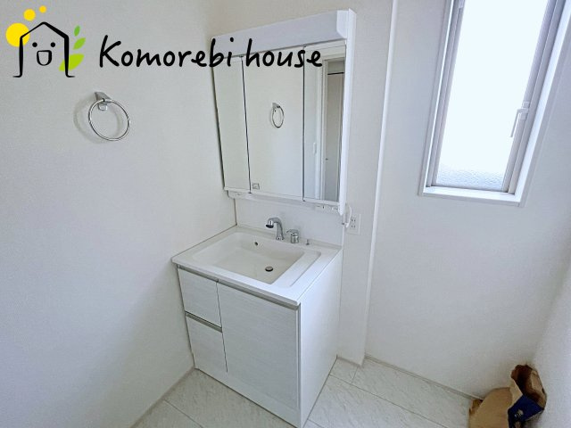 桶川市加納6期　新築一戸建て　グラファーレ　03の独立洗面台|三面鏡の裏にたっぷりと収納スペースを確保した機能的な洗面台。身支度のしやすさと実用性を兼ね備え、朝の忙しい時間をさりげなくサポートします。