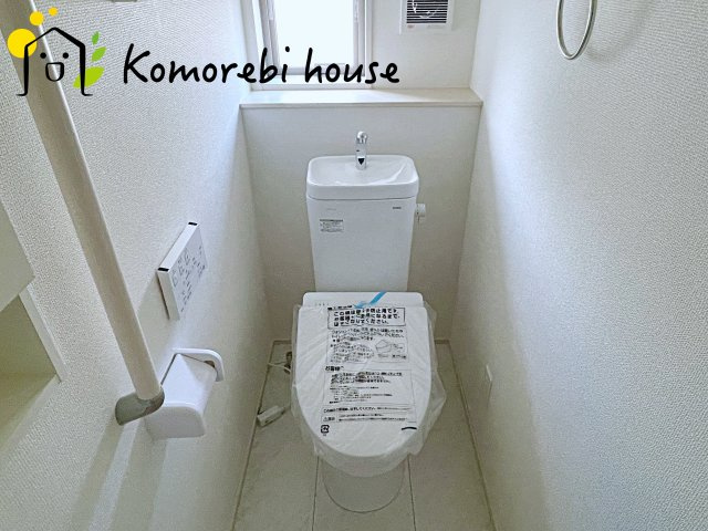 桶川市加納6期　新築一戸建て　グラファーレ　03のトイレ|温水洗浄機能（ウォシュレット）標準装備で、毎日のトイレ時間がより快適に。やさしい温水洗浄で清潔を保てるだけでなく、冬場のヒヤッと感を軽減する暖房便座も嬉しいポイント。