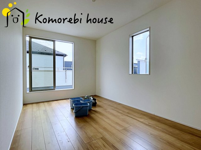 桶川市加納6期　新築一戸建て　グラファーレ　03の寝室|一日の疲れをゆっくり癒せる主寝室は、ベッドを置いてもゆとりある広さが魅力。収納完備で衣類もスッキリ収まり、静かで落ち着いた空間が快適な眠りをサポートします。