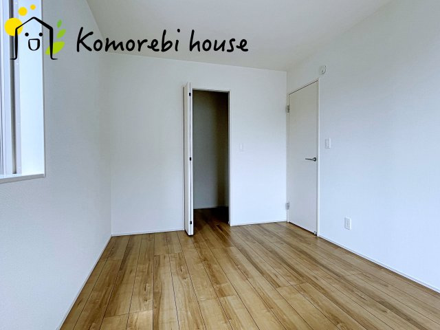 桶川市加納6期　新築一戸建て　グラファーレ　03の寝室|寝室にはゆとりのある広さがあり、大きめのベッドも余裕をもって配置できます。
実際に内覧いただければ、サイズ感もよりイメージしやすいと思います。採寸もその場でご協力いたしますので、ぜひお確かめください。