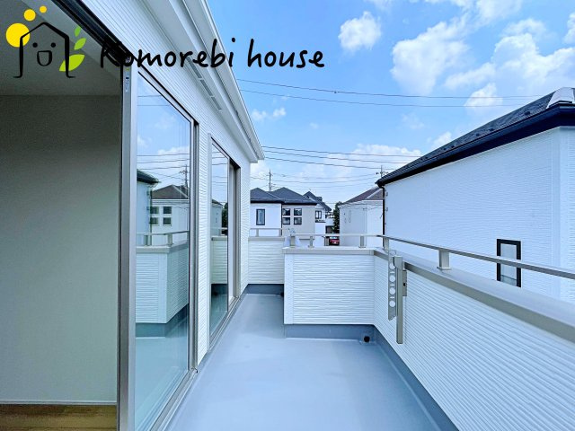 桶川市加納6期　新築一戸建て　グラファーレ　03のバルコニー|防水施工がしっかりと施されたバルコニーで、雨の日も安心。長く使える耐久性を備えたメンテナンスしやすい仕様です。