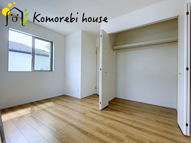 桶川市加納6期　新築一戸建て　グラファーレ　03の子供部屋|自然光が心地よく入る子ども部屋は、学習・遊び・睡眠をしっかり支える快適環境。シンプル設計でレイアウトも変えやすく、成長に合わせて長く使える利便性の高い一室です。