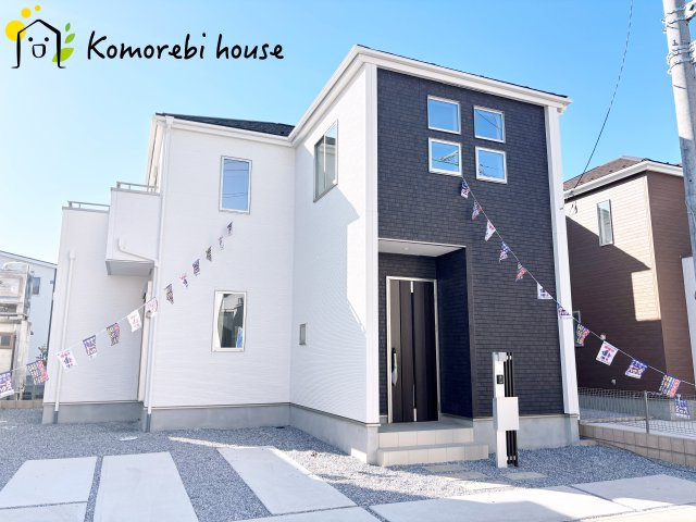 桶川市加納6期　新築一戸建て　グラファーレ　03の外観|モノトーンの外観は、洗練されたデザインと落ち着きのある雰囲気を両立。シンプルだからこそ、日々の暮らしの中で光や影が美しく映え、住む人の心に安らぎをもたらします。