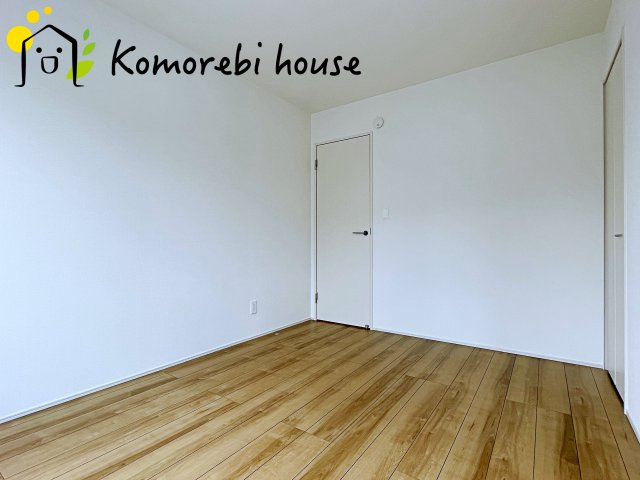 桶川市加納6期　新築一戸建て　グラファーレ　03の洋室|明るい光が差し込む洋室は、寝室・子ども部屋・ワークスペースなど多用途に使える自由度の高い空間。家具の配置もしやすく、暮らしに合わせて柔軟に活用できます。