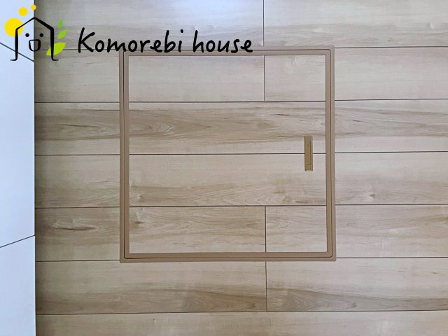 桶川市加納6期　新築一戸建て　グラファーレ　03の内装|調味料やストック食材、非常用品までまとめてしまえる床下収納。キッチン周りがすっきり片付き、必要な時にさっと取り出せる“賢い収納スペース”として毎日の家事を支えます。