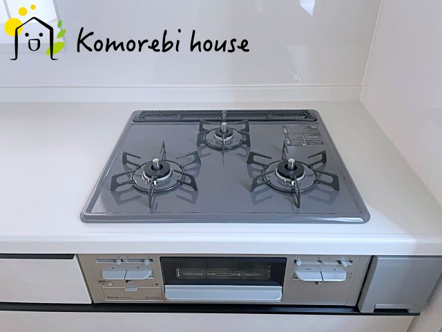 桶川市加納6期　新築一戸建て　グラファーレ　03のキッチン|同時調理が叶う3口コンロと便利なグリル付き。忙しい朝のお弁当作りも、夕食の複数メニューもスムーズにこなせる頼れる設備です。