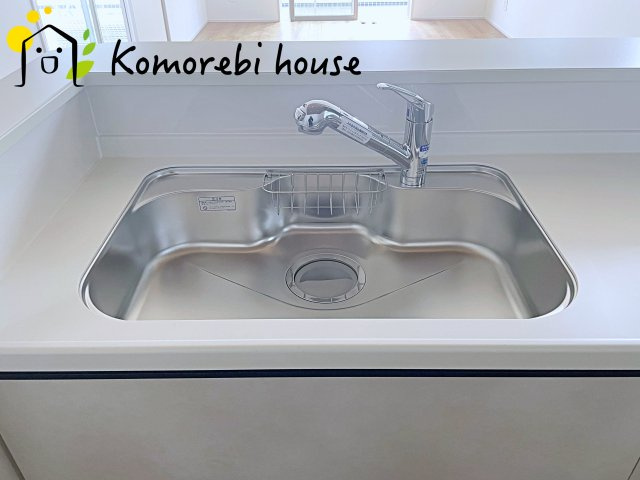 桶川市加納6期　新築一戸建て　グラファーレ　03のキッチン|浄水器一体型で、いつでも美味しいお水がそのまま使えるキッチンシンク。料理やコーヒーづくり、炊飯にも安心して利用でき、毎日の食卓が少し豊かに。
