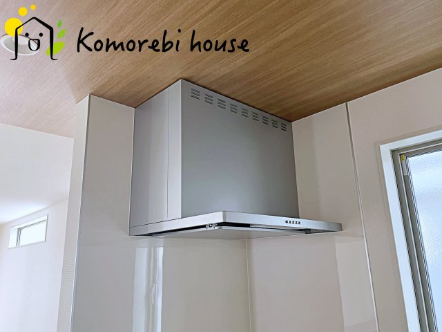 桶川市加納6期　新築一戸建て　グラファーレ　03のキッチン|吸引力の高いレンジフードが煙や匂いを素早く排出。揚げ物や炒め物も気兼ねなくでき、リビングに匂いを残しません。