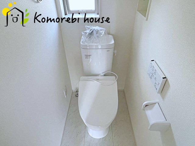 桶川市加納6期　新築一戸建て　グラファーレ　03のトイレ|2階にもトイレがあることで、朝の混雑が解消し生活動線がスムーズに。新築ならではの間取り設計で、毎日の“プチストレス”が驚くほど減ります。