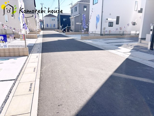桶川市加納6期　新築一戸建て　グラファーレ　03の前面道路含む現地写真|分譲地内の交通量少なめの道路沿い。小さなお子さまのいるご家庭も安心して暮らせる、穏やかな住環境です。