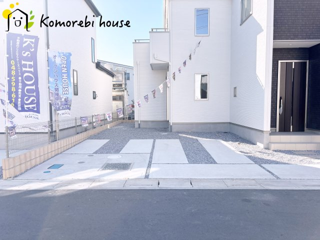 桶川市加納6期　新築一戸建て　グラファーレ　03の駐車場|並列2台駐車が可能なゆとりあるスペース。来客時や将来車が増えても安心の使い勝手です。